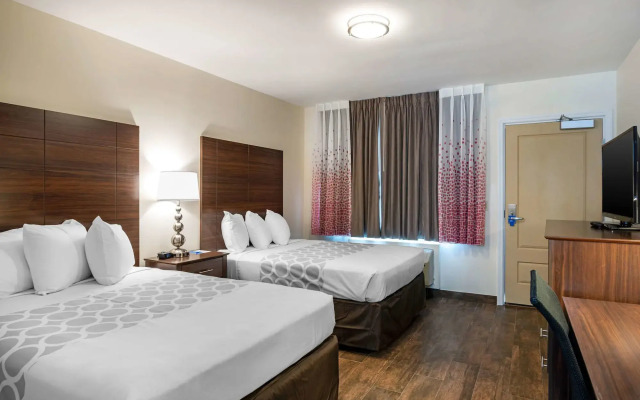 Downtown Hollywood Gardens Inn & Suites