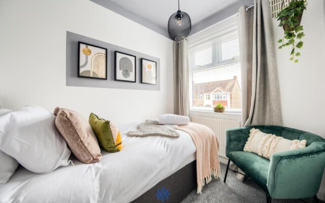 Coventry Large Stylish 4 Bedroom House, Sleeps 8, Private Parking, by EMPOWER HOMES rates incl VAT