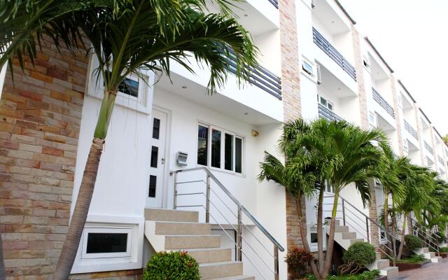 Hidden Palm Pool Villas