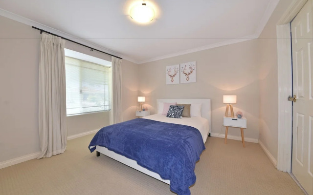 Redcliff Home Close to City & Airport