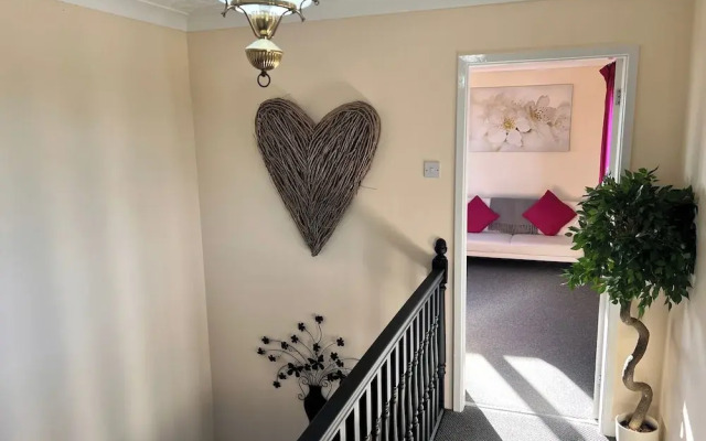4 Bedroom Detached Farmhouse Mountain Views