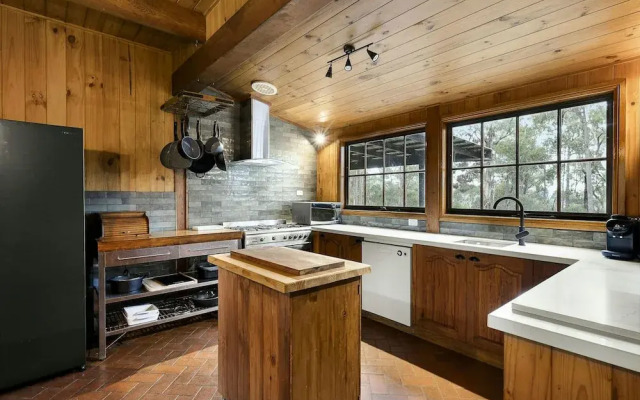 Onyx Retreat Healesville Luxury Lodge x Hot Tub