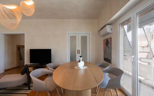 LIV - Artistic Rooftop Apartment in Pagrati