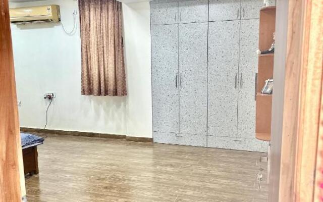 1 Deluxe & Spacious Master Bedroom with attached Washroom & Bathtub