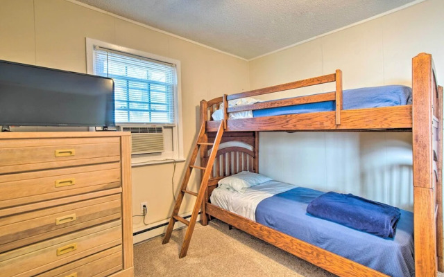 Sunny Oak Island Retreat - 3 Blocks to Beach!