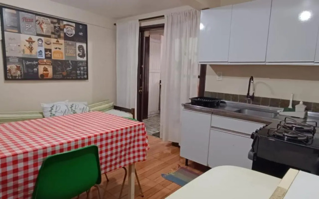 Apartamento térreo com ar condicionado bem localizado