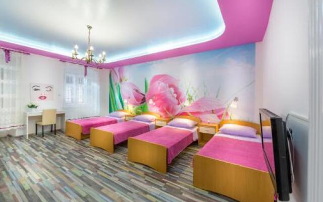 Happy Hostel