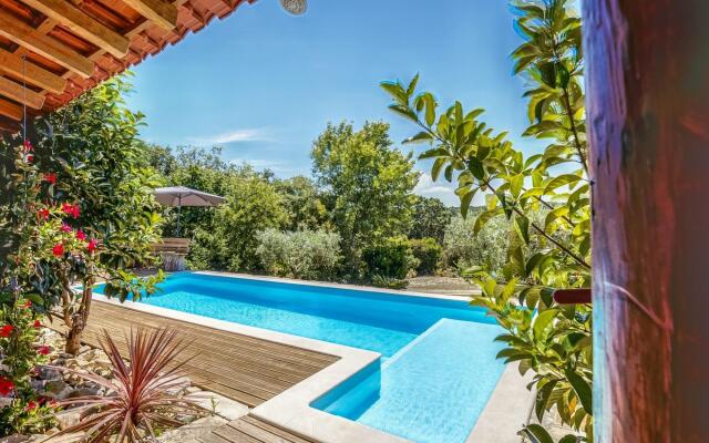 Carcavelos Villa With Pool