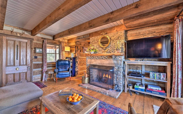 Cabin Near Boone w/ Hot Tub & Mountain Views