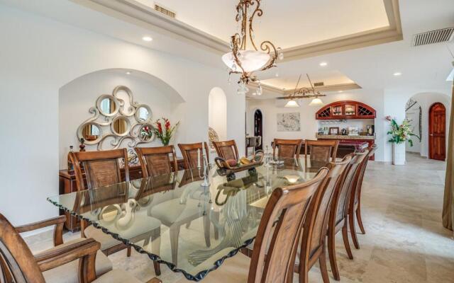 Lagoon & Beach Steps Away 5-bdrm Villa Elegancia