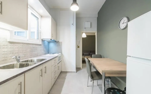 Vibrant Cozy Flat Near the Metro