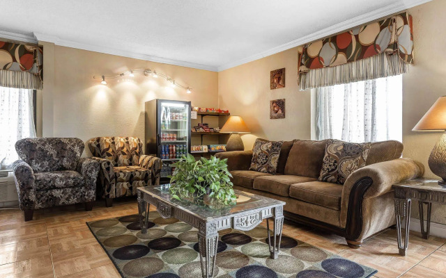Econo Lodge North