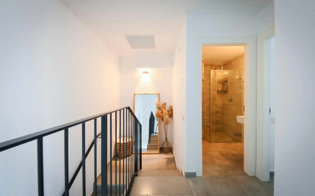 High-rise 3 bedroom Apartment with Balcony