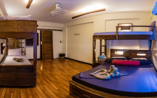 Outpost Beach Hostel - Adults Only