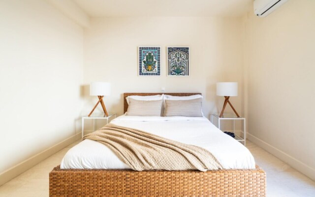 2BD Sunny Condo Close to the Beach