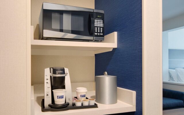 Holiday Inn Express & Suites Bradley Airport by IHG