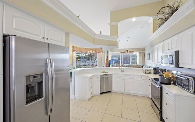 Large Waterfront Home With All-day sun on Pool