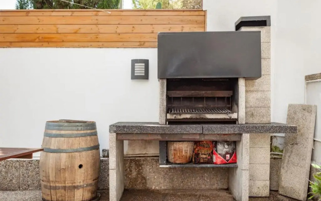 Moderna villa con piscina y amplio jardín