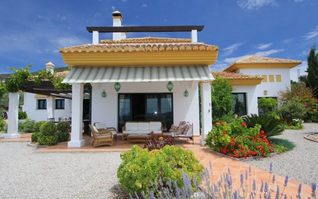 Luxury Villa with Great Mountain Views, Pool, Sauna, Jacuzzi And Padel Court