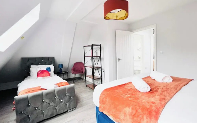 House - Sleeps 12 - Hot tub - Pool Table - Parking