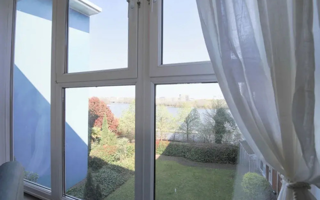 2 Bed Apartment Overlooking Water