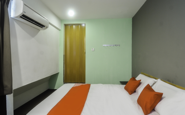 OYO 89465 Golden Lounge