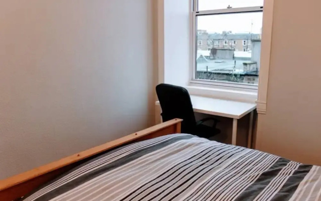 1 Bedroom Flat in City Centre Accommodates 4