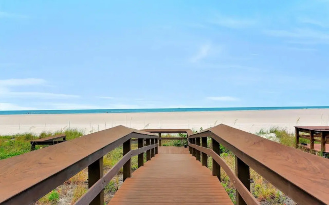 Bungalow-style Beachfront Condo With Pool