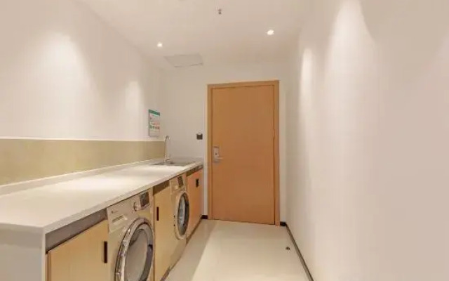 Jiaxing Haiyan Xiaoyu Business Hotel