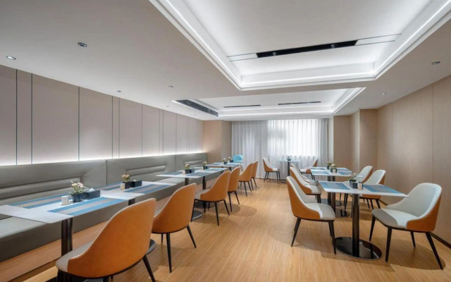 Echarm Hotel (Changsha High-Speed Rail South Station Wujian Sky Street)