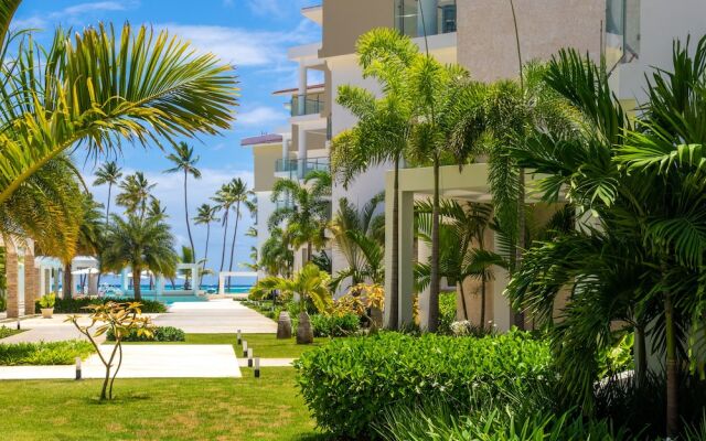 Family Getaway Apartment - On The Beach