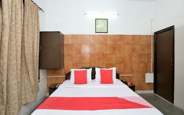 Collection O 12986 The Red Hotel