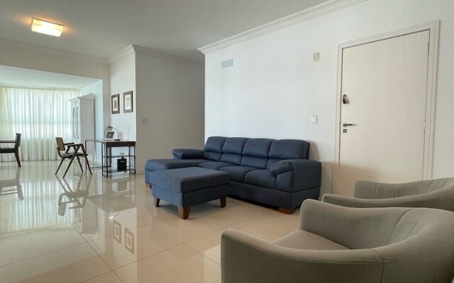 Amplo Apartamento Um Por Andar