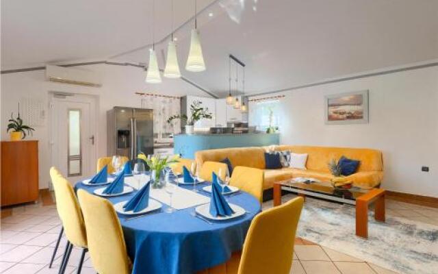 Four bedroom Holiday Home In Loborika