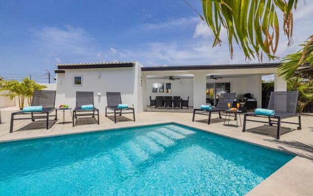 NEW Modern 3 Bedroom 10 Minute Walk to the Beach