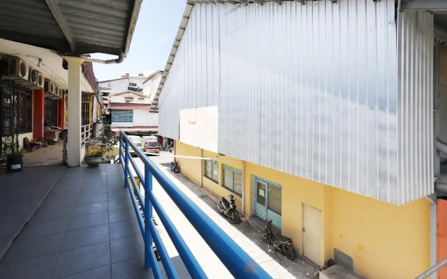 Guest House 268 by OYO Rooms