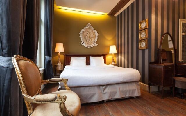 Hotel Diamonds and Pearls