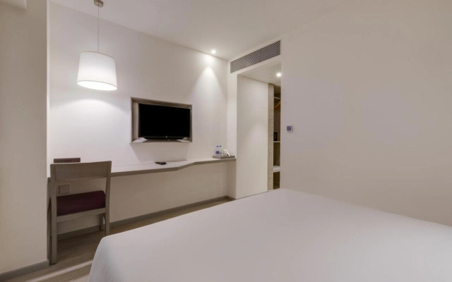 7 Apple Hotel Mahape