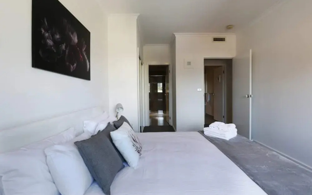 Extra Large 2 Bedroom Apartment in Melbournes Southbank