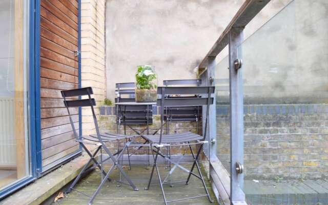 Bright and Colourful Flat With Balcony Near Regents Canal