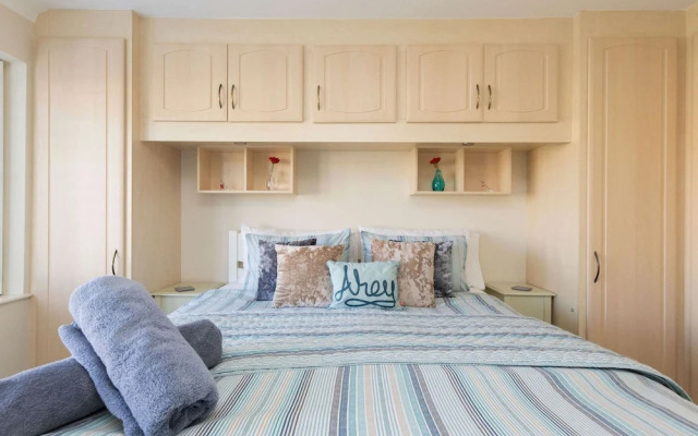 Seaside Retreat - Five Minutes to Beach Village