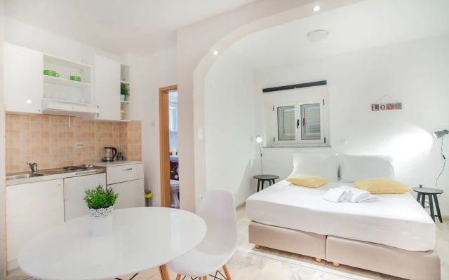 Studio Apartments Emotha