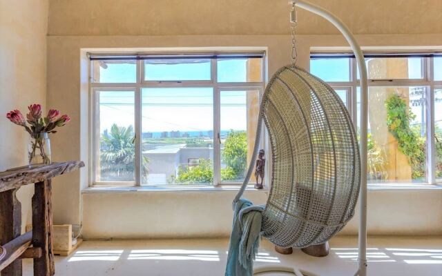 Sun & Sea In A Downtown Villa