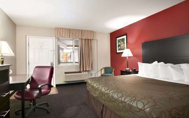 Travelodge by Wyndham Traverse City MI
