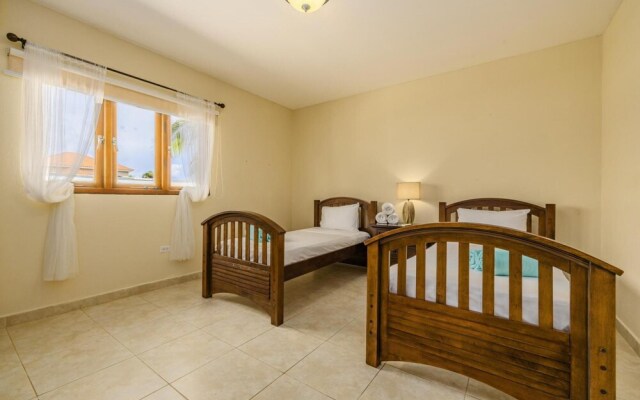 4BR Villa Short Walk to Beach in Amazing Location