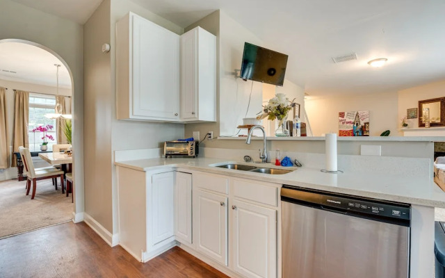 Pet-friendly Atlanta Home: 9 Mi to Downtown!