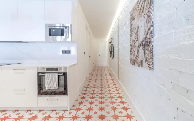 Amplio y moderno apartamento con tarima refrescante by Staynnapartments