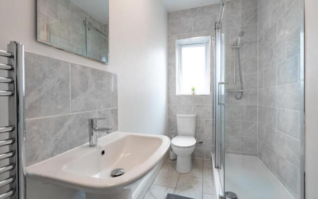 Spacious 4BR, Parking, Near Centre