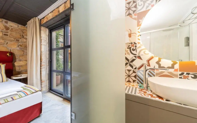 Marvelous Studio Hotel Room Near Hadrian s Gate