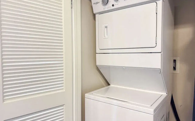 Stylish Getaway W Pool GYM Parking 10 Min to Cedar